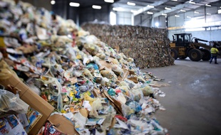 Le corps du bébé a été retrouvé sur un tapis roulant parmi les déchets (illustration).