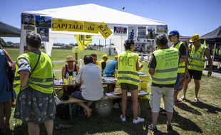 Des «gilets jaunes» étaient présents ce samedi à Montceau-les-Mines. (JEAN-PHILIPPE KSIAZEK / AFP)