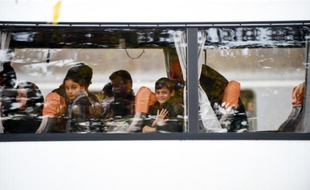 Des autobus transportant des migrants à la gare de Cakovec à l'ouest de la Croatie, le 17 octobre 2015