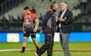 Le manager général du Stade Toulousain Guy Novès (au centre) au côté du président René Bouscatel, le 26 septembre 2014 lors d'un match de Top 14 à Bayonne.