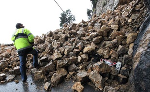 Route bloquée après un éboulis provoqué par les intempéries le 18 janvier 2014 à Roquebrune-Cap-Martin (Alpes-Maritimes).