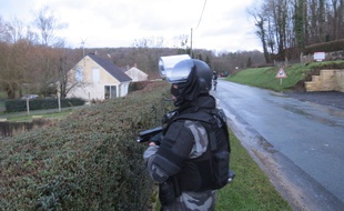 Un membre du GIPN dans le village de Corcy le 8 janvier 2015.