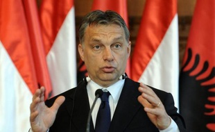 Le Premier ministre conservateur hongrois, Viktor Orban, a qualifié vendredi de "chantage", l'attribution d'un prêt de l'Union européenne et du Fonds monétaire international, conditionnée selon lui par des changements politiques en Hongrie.
