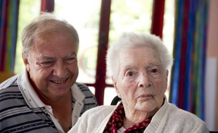 La nouvelle doyenne des Français, Olympe Amaury, née le 19 juin 1901, et son fils Claude, photographiés le 17 juillet 2013 à Montargis, dans le Loiret