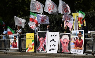 Des manifestants sont rassemblés devant l'ambassade d'Iran à Londres pour protester contre l'exécution du lutteur Navid Afkari en Iran, le 12 septembre 2020.