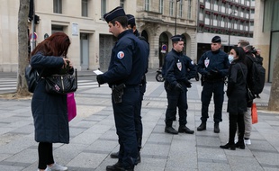 Des policiers en train de contrôler les attestations de sortie, mardi, à Paris.