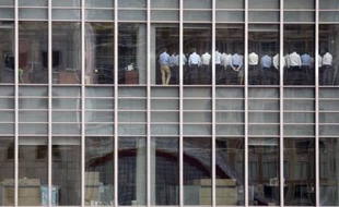 Les employés de Lehman Brothers sont réunis dans le quartier des affaires londoniens alors que l'action du groupe a perdu 40%, le 11 septembre2008.