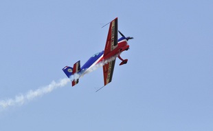 Dimanche, Alexandre Orlowski, pilote de l'équipe de voltige de l'armée de l'air a réussi à se poser dans un champ du Gers après une panne de moteur.