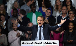 Emmanuel Macron a effectué samedi 10 décembre à Paris une première démonstration de force devant au moins 10.000 personnes.