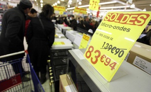 Un panneau indiquant le prix d'un produit pendant les soldes