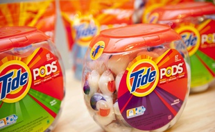 Des capsules de lessive de la marque Tide Pods.