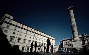 Le président de la République italienne Giorgio Napolitano a poursuivi samedi après-midi ses consultations avec les dirigeants politiques en vue de confier probablement à Matteo Renzi, le chef du Parti démocrate (PD), la formation du nouveau gouvernement.