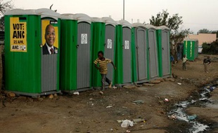 Toilettes publiques dans le township de Kliptown, Afrique du Sud, le 21 avril 2009.