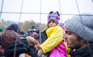 Des réfugiés attendent le 29 octobre 2015 de passer la frontière entre la Slovénie et l'Autriche