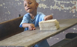 Un enfant handicapé scolarisé à l'école primaire La Marne à Tamatave (Madagascar).