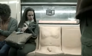 A Mexico (Mexique), un pénis a été moulé sur un siège de métro dans le cadre d'une campagne de sensibilisation au harcèlement sexuel dans les transports.
