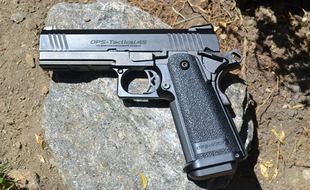 Pistolet airsoft. Illustration.