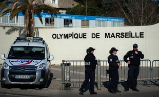 Des policiers stationnés devant le centre d'entrainement de l'OM.