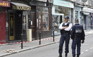 Des policiers devant le bar à chicha de la rue Maréchal-Joffre, à Nantes, où un employé a été tué par arme à feu.