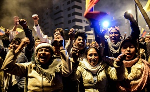 Des personnes indigènes célèbrent la fin de la crise, après qu'un accord a été trouvé entre le pouvoir et le mouvement indigène le 13 octobre 2019 à Quito.