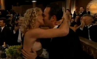 Capture d'écran du «oops» d'Alexandra Lamy lors de la cérémonie des Golden globes du 15 janvier 2012.