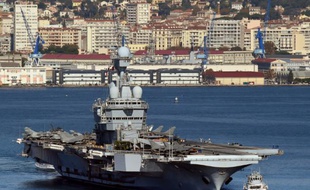Le porte-avions français Charles-de-Gaulle quitte le port de Toulon, le 18 novembre 2015
