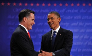 Le candidat républicain Mitt Romney, à l'aise et déterminé, est passé à l'offensive mercredi lors de son premier débat à Denver (Colorado) face au président sortant Barack Obama, donné favori dans les sondages à cinq semaines de l'élection présidentielle.