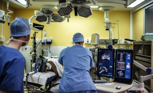 Salle d'opération pour une opération de la prostate à l'hôpital Edouard Herriot, en avril 2014