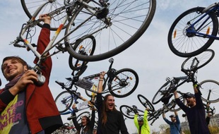Un millier de Roumains, des jeunes pour la plupart, ont sillonné samedi les rues de Bucarest à vélo pour demander à la mairie de mettre en place des voies réservées aux bicyclettes, soulignant que ce moyen de transport écologique réduirait la pollution qui asphyxie la ville.