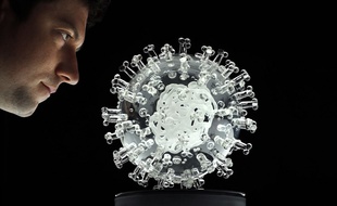 Une sculpture de verre du Covid-19 réalisée par l'artiste britannique Luke Jerram, exposée à Bristol.