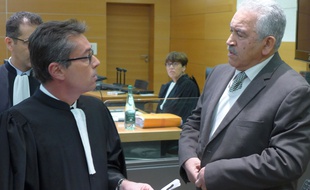 Le bijoutier braqué Stéphan Turk et son avocat dans le palais de justice de Nice.