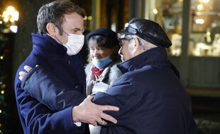 Emmanuel Macron et Serge Klarsfeld à Vichy, le 8 décembre 2021.
