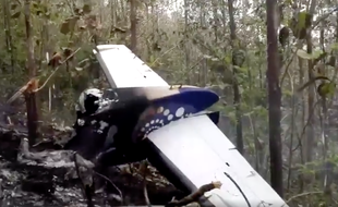 Capture d'écran de la vidéo publiée par le ministère de la Sécurité publique du Costa Rica, montrant les restes de l'avion après l'accident qui a fait douze morts, le 1er janvier 2018.