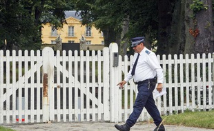 Entrée du domaine de La Lanterne, une résidence à la lisière du parc du château de Versailles, le 27 juillet 2009.