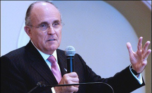 L'ancien maire de New York Rudolph Giuliani a été le premier à témoigner jeudi au procès du 11-Septembre contre Zacarias Moussaoui, en décrivant l'horreur vécue personnellement, devant le Français qui a quitté la salle en parodiant la chanson "Born in the USA".