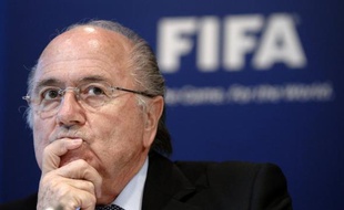 La Fifa a commencé à examiner lundi les accusations de corruption touchant certains de ses membres ainsi que les soupçons de collusions entre pays candidats à l'organisation du Mondial-2018 et 2022, a indiqué un porte-parole de l'organisation.