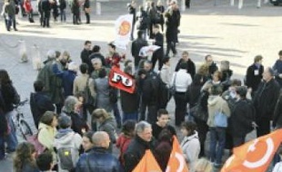 Hier, devant la préfecture.