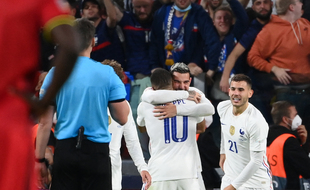 Théo Hernandez dans les bras de Kylian Mbappé après le but de la victoire du Milanais, lors d'un épatant France-Belgique.