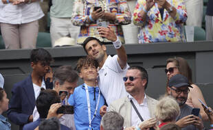 Novak Djokovic prend un selfie après sa finale gagnée à Wimbledon.