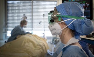 Une soignante de l'hôpital Lariboisière (AP-HP) à Paris.