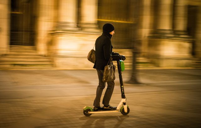 Dents cassées, traumas thoraciques et aveugles renversés… Les trottinettes électriques causent des accidents à Paris 640x410_une-trottinette-en-libre-service-a-paris-illustration
