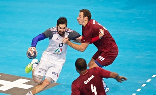 Nikola Karabatic (à gauche) face à Bertrand Roiné, français jouant pour le Qatar, en 2014