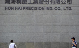Un passant devant les locaux de Hon Hai Precision, maison mère de Foxconn, à Taipei, le 8 juin 2011