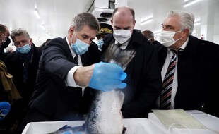 Le premier ministre Jean Castex, avec le maire de Boulogne-sur-Mer, Frédéric Cuvillier (à droite), et des représentants du port, lors d'une visite consacrée au Brexit, le 3 décembre 2020.