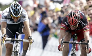 Cadel Evans, à droite vainqueur de la quatrième étape du Tour de France devant Alberto Contador, le 5 juillet 2011, au Mûr de Bretagne.