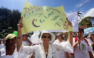 Entre 1.700 personnes, selon la police et 4.000, selon les organisateurs, ont manifesté dimanche à Saint-Denis (La Réunion) "pour le mariage homme-femme" à l'appel d'un collectif opposé au mariage homosexuel et lancé par les autorités religieuses de l'île.