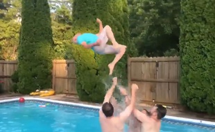 VIDEO. Il fait un backflip à 81 ans - Le Rewind (video)