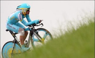 Un seul coureur affichait ouvertement ses ambitions de victoire au départ de Londres. Dès lors, c'est bien le Kazakh Alexandre Vinokourov qui a le plus perdu durant ce mois de juillet. La course en premier lieu, mais aussi son prestige (contrôle positif pour transfusion sanguine) et son avenir de sportif, puisqu'il risque une lourde sanction, sans doute deux ans de suspension qui équivalent à une probable fin de carrière.