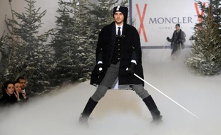 La marque reine des doudounes, la franco-italienne Moncler, a annoncé lundi soir avoir lancé le processus d'une entrée à la Bourse de Milan, qui pourrait aboutir dès la fin de l'année.