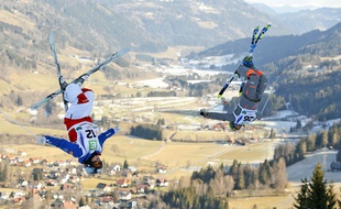 Perrine Laffont (à gauche) lors des championnats du monde senior de ski de bosses (épreuve en duel) à Kreischberg, en Autriche, le 19 janvier 2015.